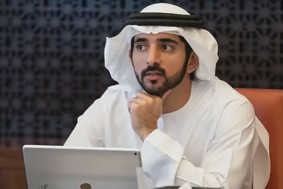 حمدان بن محمد يمنح تطبيق الدفع «زينا» جائزة دبي للتقنية