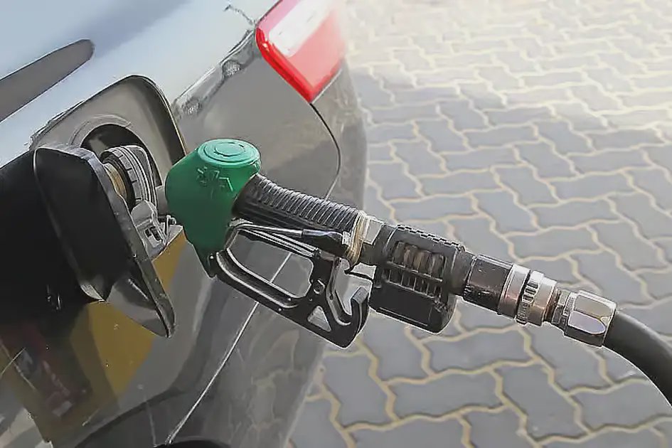 هل يتجاوز سعر البنزين في الإمارات رقم عام ٢٠٢٢ القياسي في نوفمبر؟