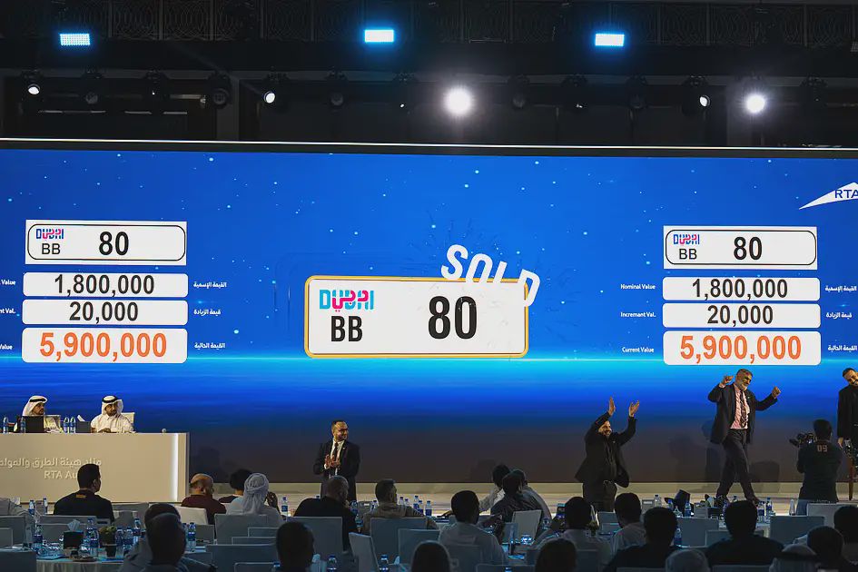 لوحة CC44 تُباع بـ 6.72 مليون درهم في مزاد دبي الذي حصد 65.7 مليون درهم