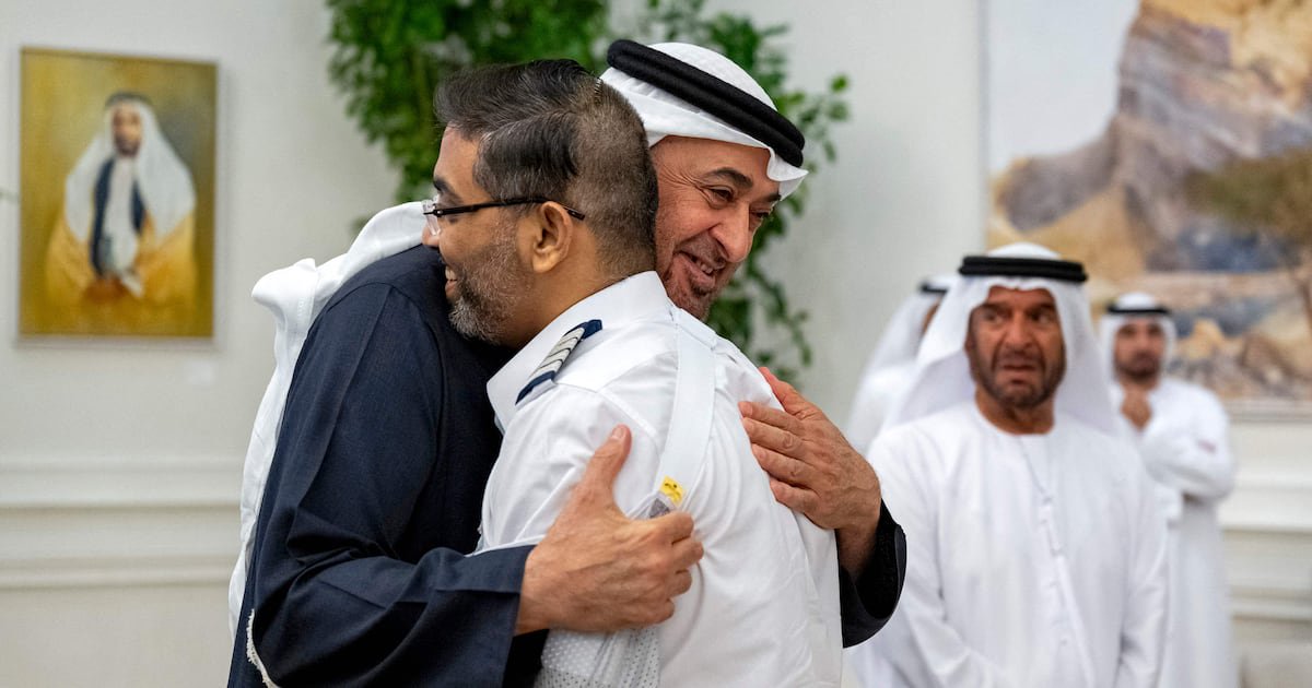 الشيخ محمد يكرّم قائد طائرة فلاي دبي البطل ويعرض عليه تعليمه الجوجيتسو